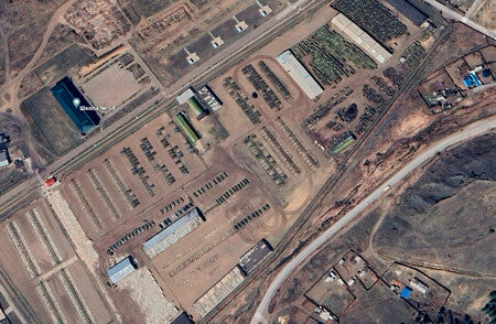 Rusia tenía miles de tanques en Siberia antes de invadir Ucrania. Un tercio se ha esfumado (según imágenes satelitales)